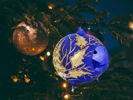 Unik Julelanterne i blå glas med guld dekoration af kristtjørn. Perfekt som hængende eller stående julekugle